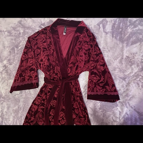 Adore Me Robe - Picture 3 of 4